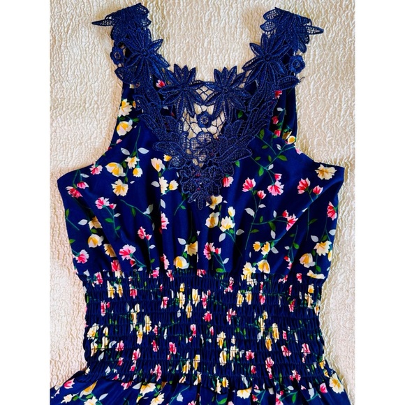 Floral Sleeveless Jumpsuit with Back Embroidery Detail NEW Small - Picture 7 of 10